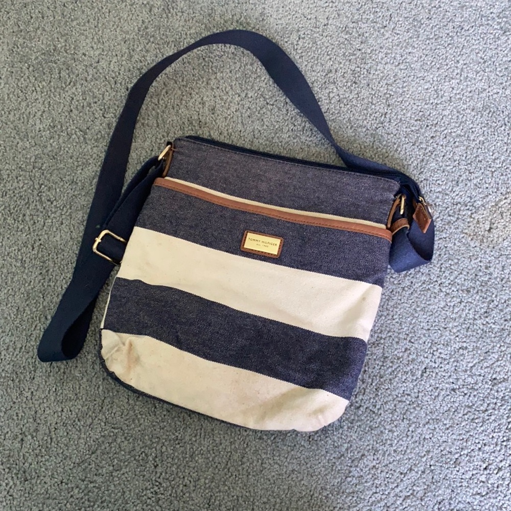 Adjustable Tommy Hilfiger crossover bag